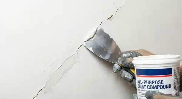 ۵ علت خطرناک ترک خوردن دیوار و سقف + آموزش ترمیم فوری